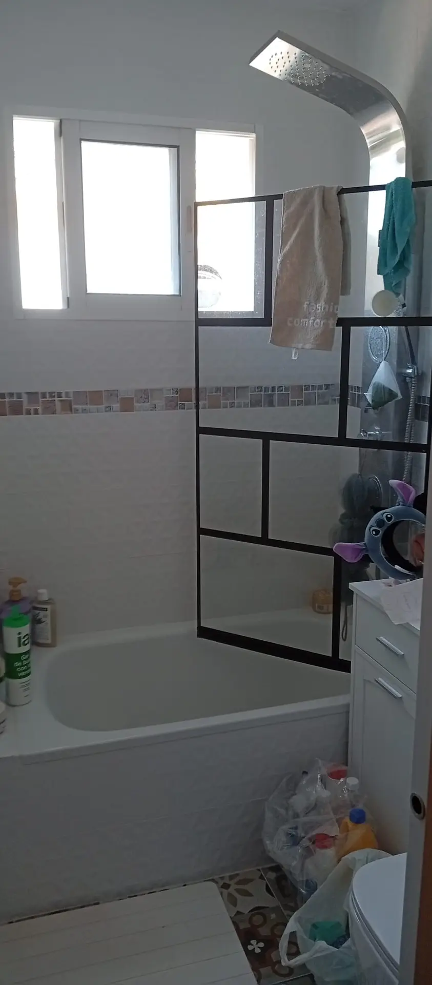 Reforma de baño en Málaga con bañera, mampara de perfilería negra estilo industrial y columna de ducha termostática por REFORMAS A Plomo y Nivel