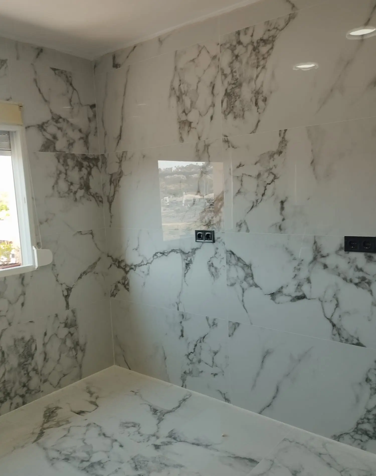 Alicatado y solado de gran formato con acabado imitación mármol en reforma de cocina en Málaga por REFORMAS A Plomo y Nivel