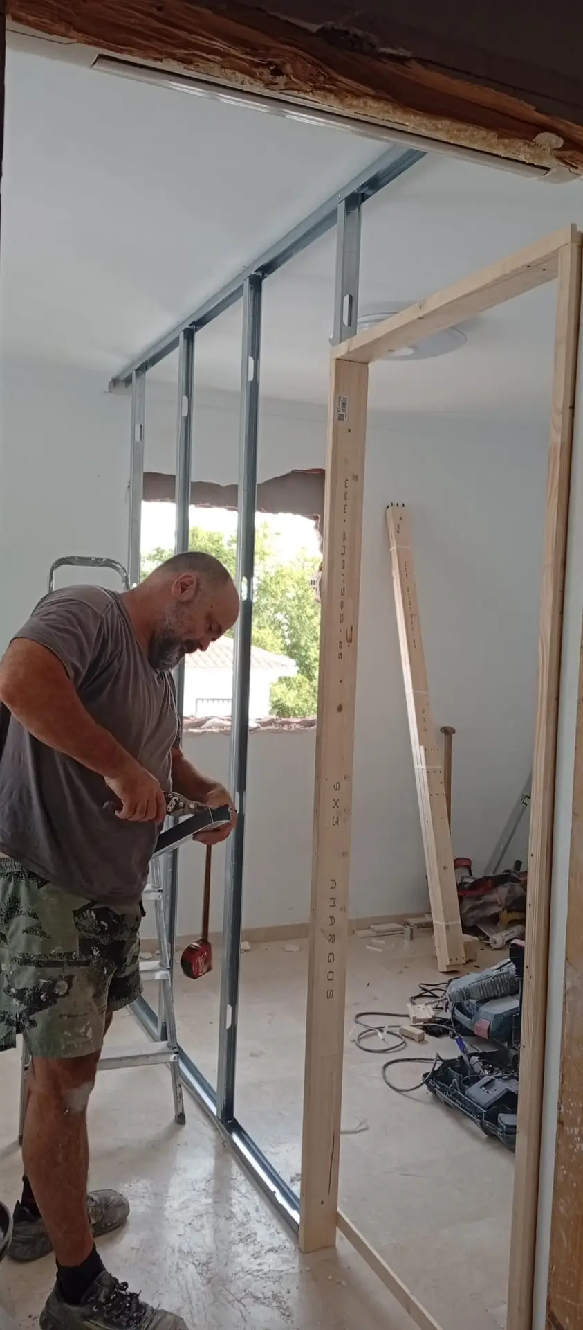 Creación de pared de Pladur para división de habitaciones con instalación de marco de puerta en Málaga por REFORMAS A Plomo y Nivel