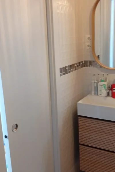 Instalación de puerta corredera empotrada en casoneto para reforma de baño en Málaga por REFORMAS A Plomo y Nivel
