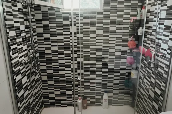 Reforma de baño integral con ducha doble, alicatado de mosaico moderno y mampara en Málaga por REFORMAS A Plomo y Nivel