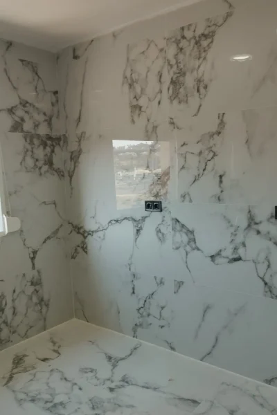 Alicatado y solado de gran formato con acabado imitación mármol en reforma de cocina en Málaga por REFORMAS A Plomo y Nivel
