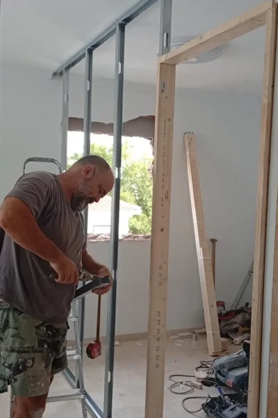 Creación de pared de Pladur para división de habitaciones con instalación de marco de puerta en Málaga por REFORMAS A Plomo y Nivel