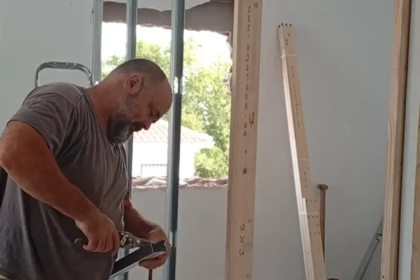 Creación de pared de Pladur para división de habitaciones con instalación de marco de puerta en Málaga por REFORMAS A Plomo y Nivel