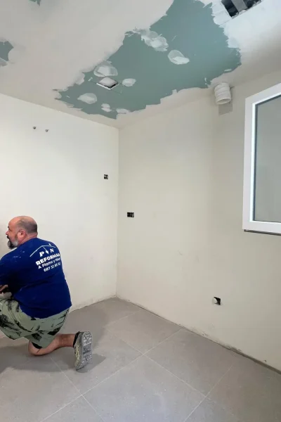Aplicación de perlita fina y enlucido de paredes y techos en reforma de vivienda en Málaga por REFORMAS A Plomo y Nivel
