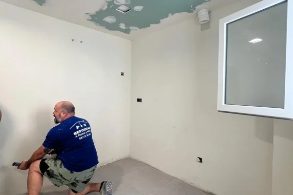 Aplicación de perlita fina y enlucido de paredes y techos en reforma de vivienda en Málaga por REFORMAS A Plomo y Nivel